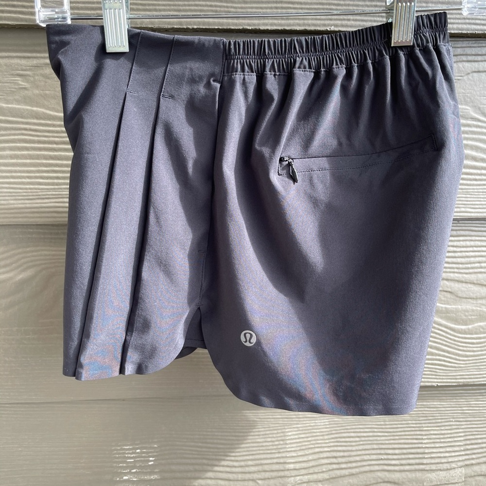 LULULEMON BLACK SHORTS. SIZE 4